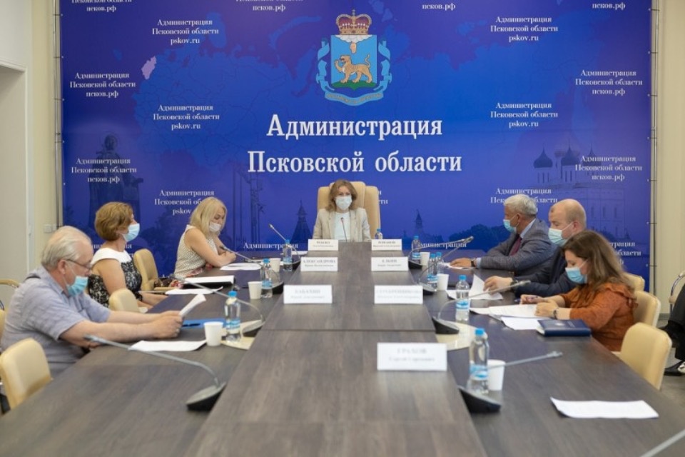 Вдоль псковских дорог обработают 800 га зараженных борщевиком земель