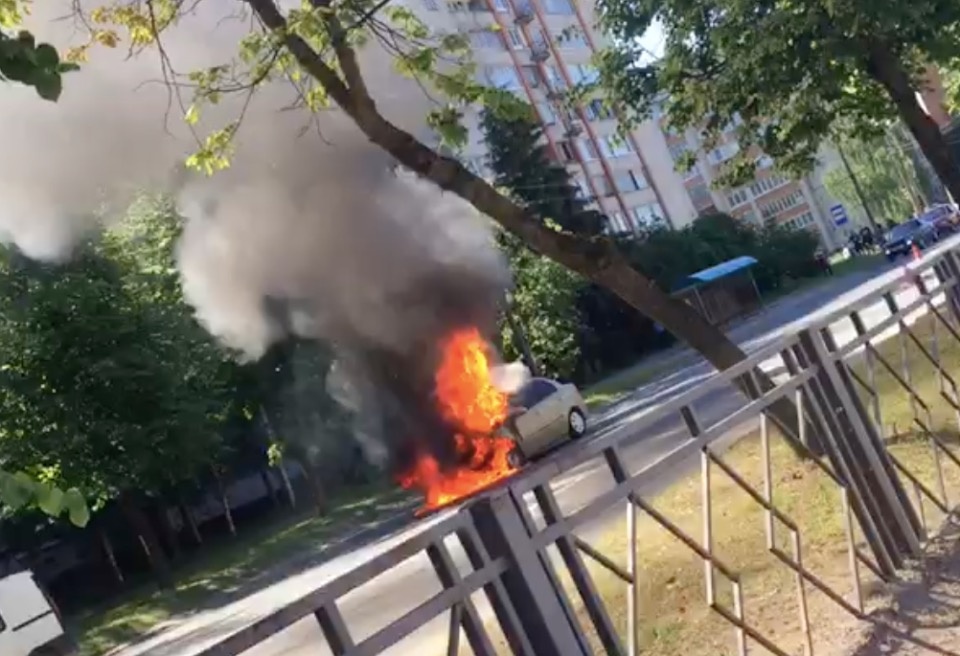 Учебный автомобиль загорелся во время занятия по вождению в Пскове