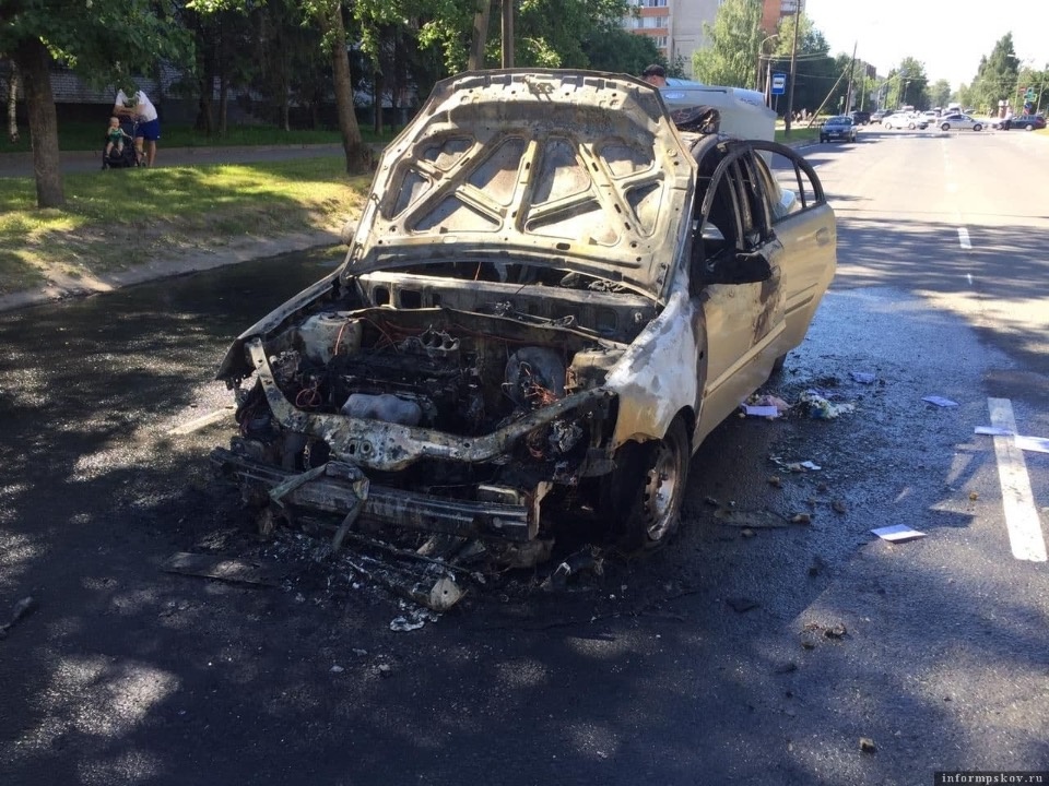 Учебный автомобиль загорелся во время занятия по вождению в Пскове