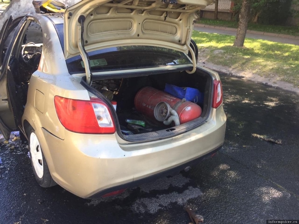 Учебный автомобиль загорелся во время занятия по вождению в Пскове