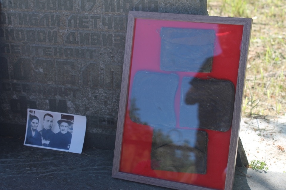 Поисковики подняли останки экипажа Ил-2, погибшего в Пыталовском районе во время войны