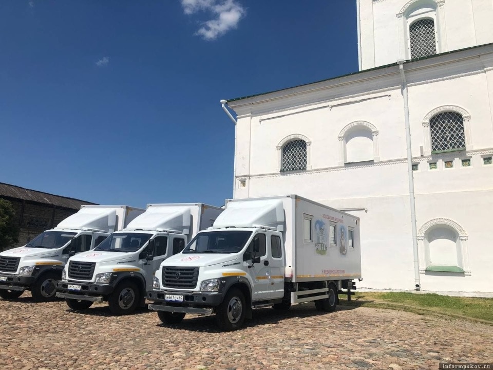 Три лечебницы на колёсах передал митрополит Тихон псковским медучреждениям 