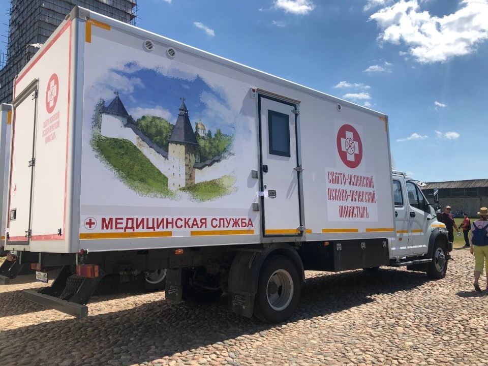 Три лечебницы на колёсах передал митрополит Тихон псковским медучреждениям 