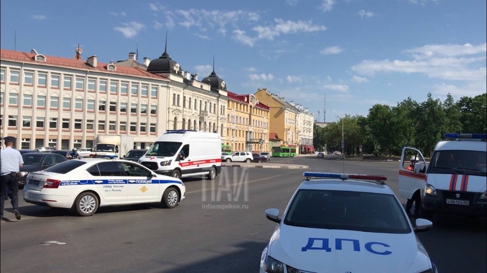 В Пскове госпитализировали женщину, попавшую под колёса на пешеходном переходе 