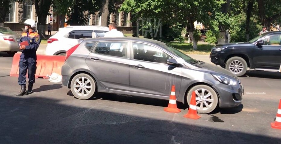 В Пскове госпитализировали женщину, попавшую под колёса на пешеходном переходе 