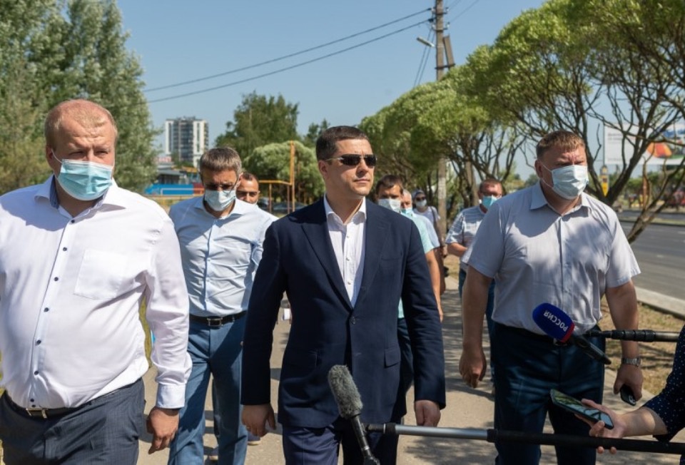 Михаил Ведерников высказал замечания к качеству ремонта улицы Леона Поземского в Пскове
