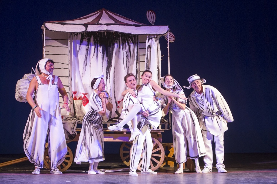 Постановка Астраханского театра  «Волшебное кольцо» будет интересна взрослым и детям
