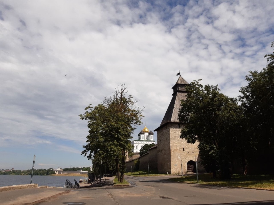 Вероятность ливня и гроз сохранится в Псковской области в течение дня 24 июня