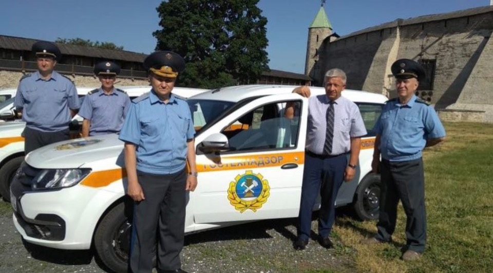 Четыре служебных автомобиля вручили сотрудникам Гостехнадзора Псковской области