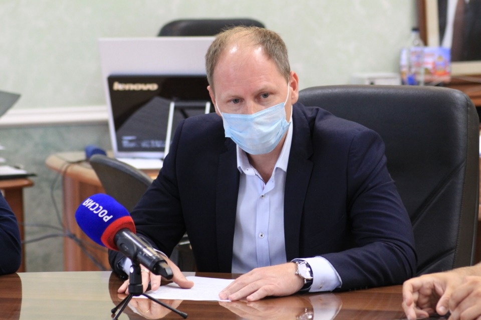 За вывеской