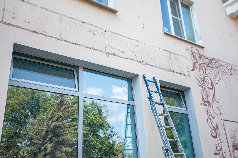 За вывеской