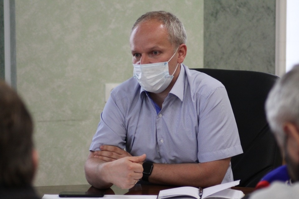 За вывеской