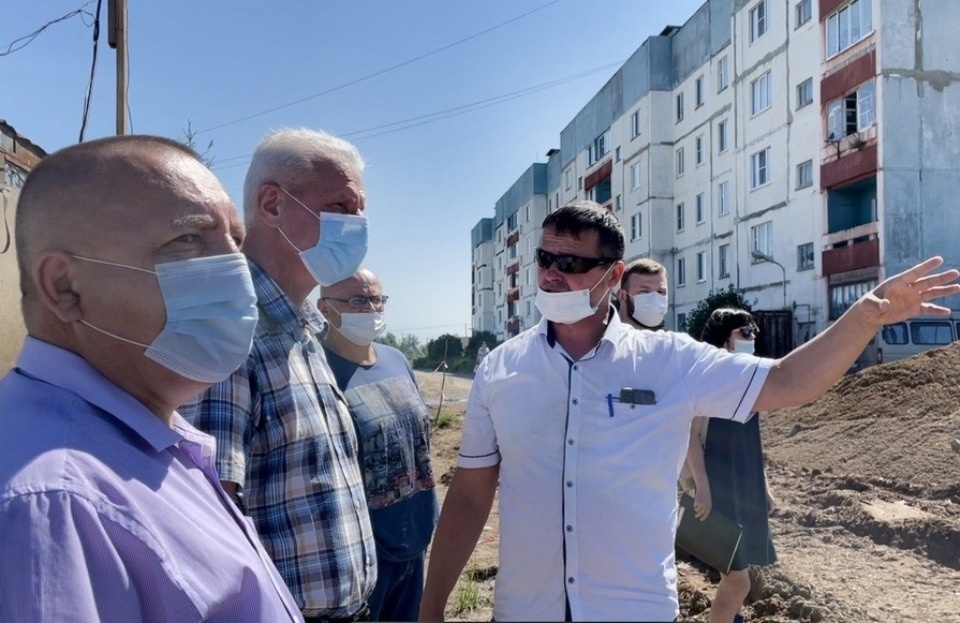 Строительство спортивных площадок в Дно проконтролировал Александр Котов 