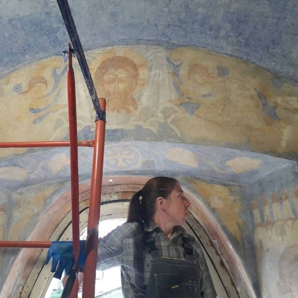 Фрески Анастасиевской часовни в Пскове очищают от копоти