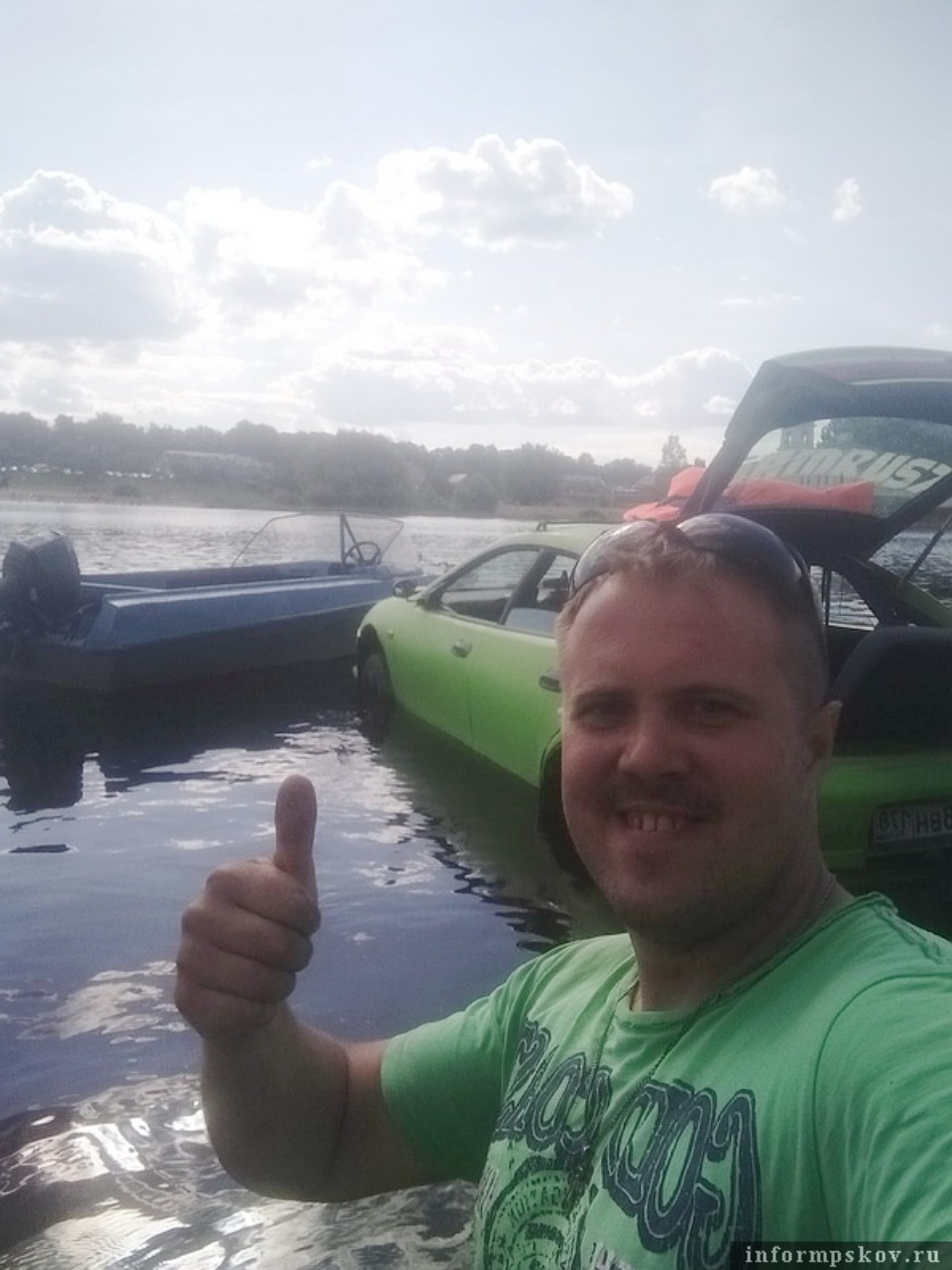  Пскович превратил автомобиль в лодку