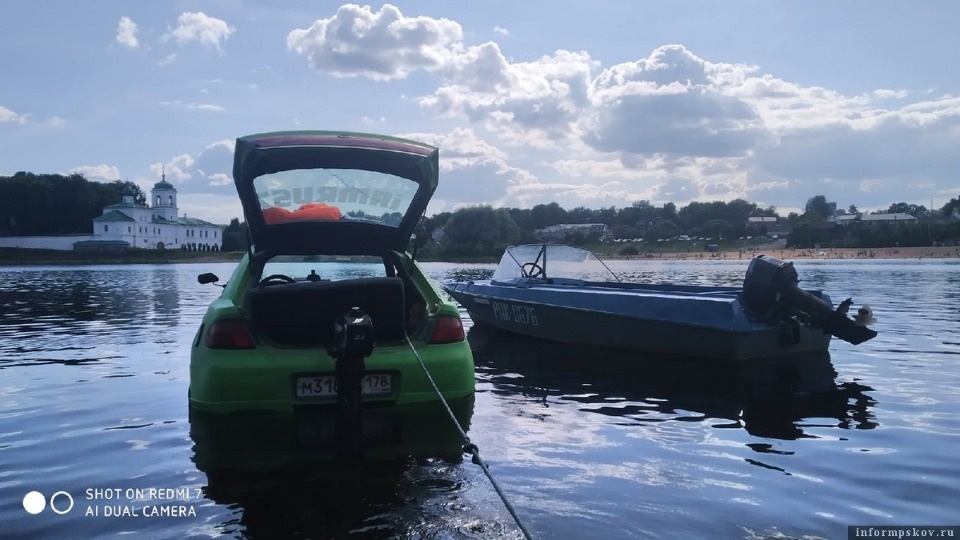  Пскович превратил автомобиль в лодку