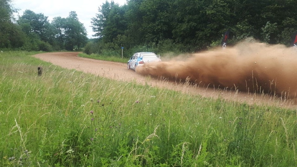Гонщики из Москвы и Петербурга выиграли ралли «900 озёр» в Псковской области