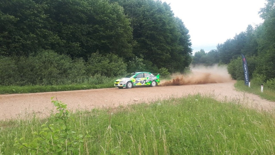 Гонщики из Москвы и Петербурга выиграли ралли «900 озёр» в Псковской области