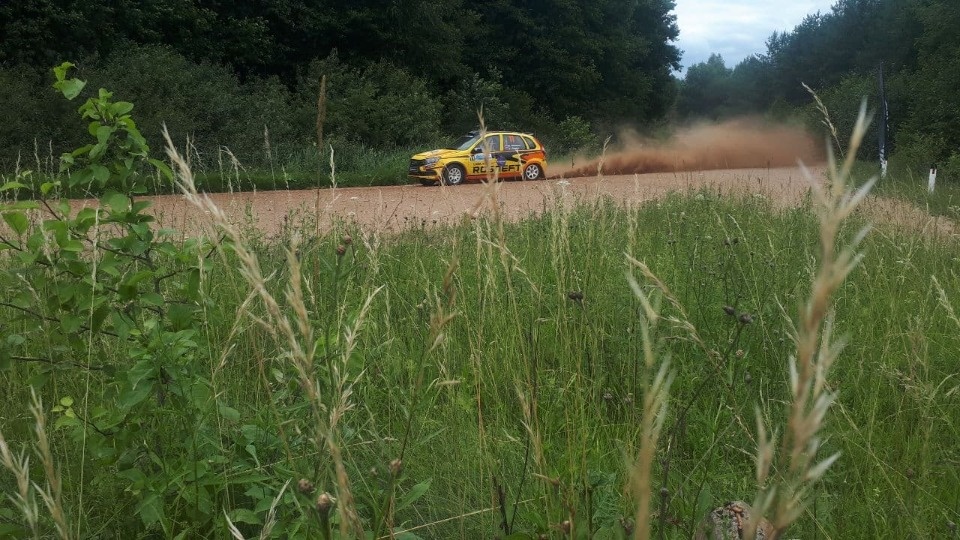 Гонщики из Москвы и Петербурга выиграли ралли «900 озёр» в Псковской области