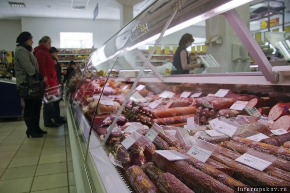 Комитет по экономике опроверг слухи о запрете продажи продуктов псковичам без прививки от коронавируса
