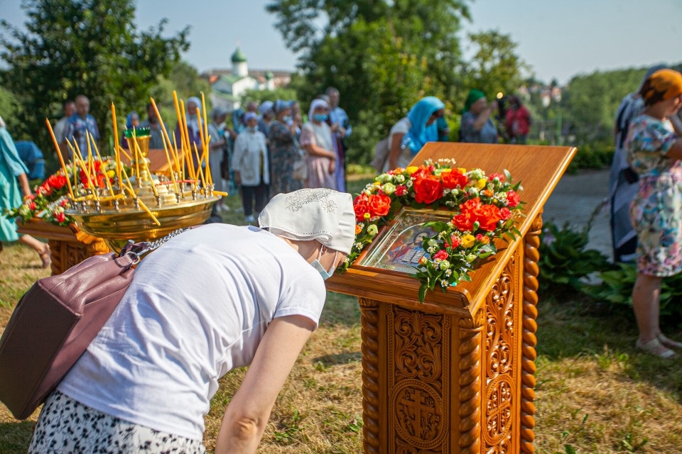 В псковский храм торжественно передали мощи святых апостолов Петра и Павла В псковский храм торжественно передали мощи святых апостолов Петра и Павла