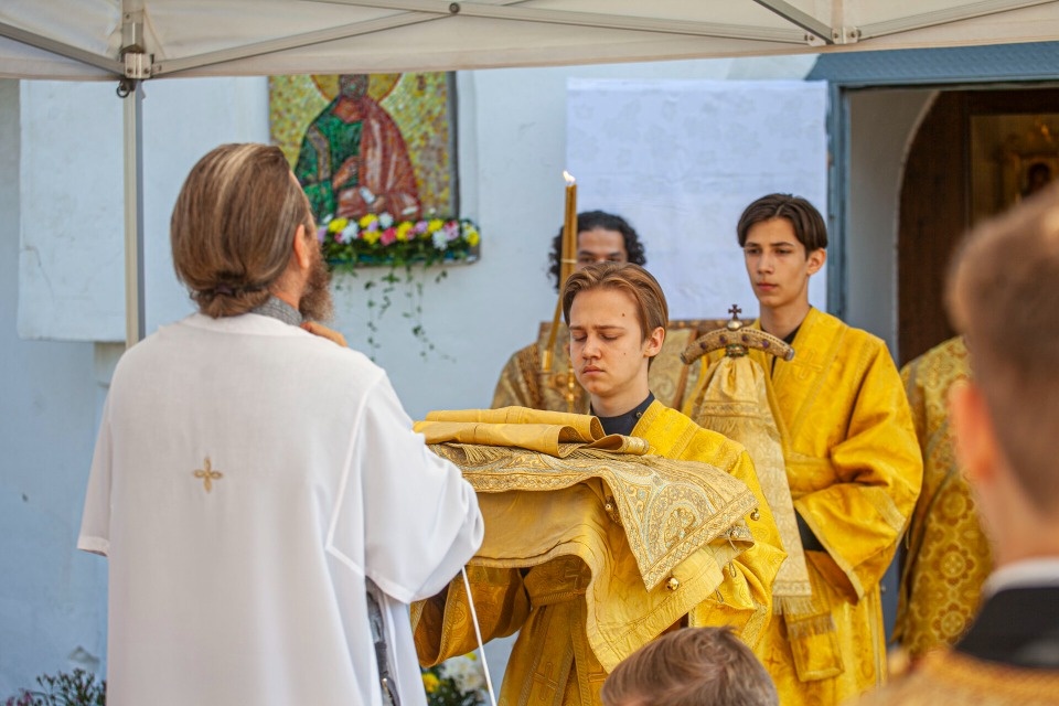 В псковский храм торжественно передали мощи святых апостолов Петра и Павла В псковский храм торжественно передали мощи святых апостолов Петра и Павла