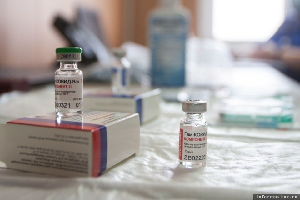 В 16 медучреждений Псковской области направлена новая партия вакцины от коронавируса