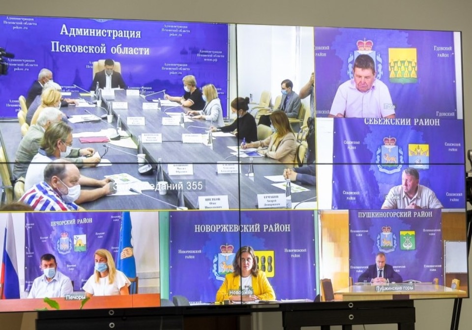 Геральдический совет утвердил эскизы нагрудных знаков к двум почетным званиям Псковской области 