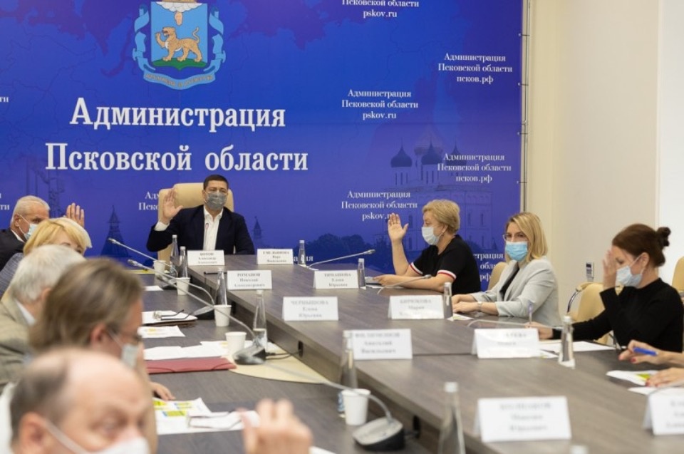 Геральдический совет утвердил эскизы нагрудных знаков к двум почетным званиям Псковской области 