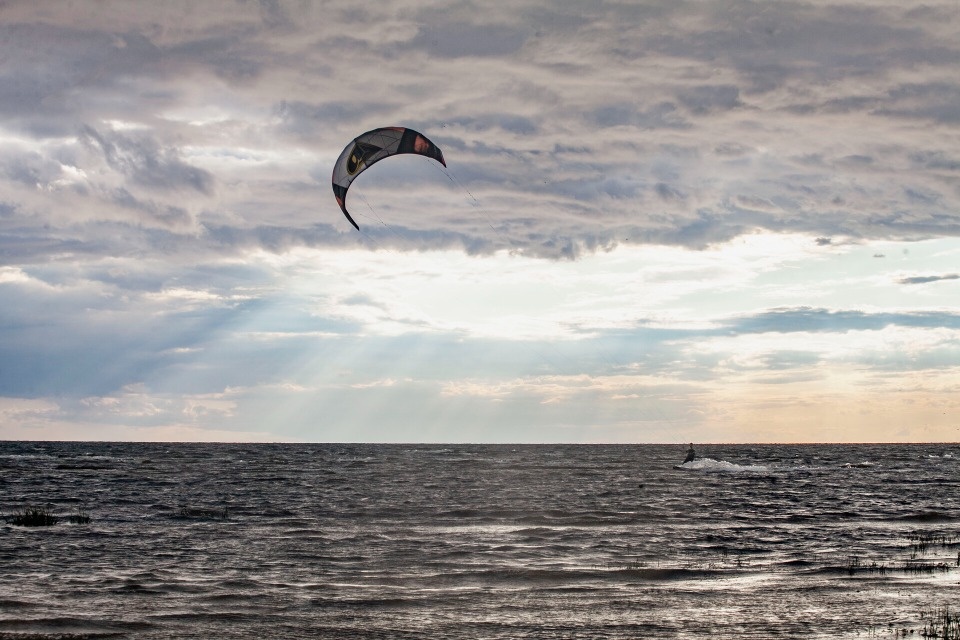 Ветер и паруса в небе