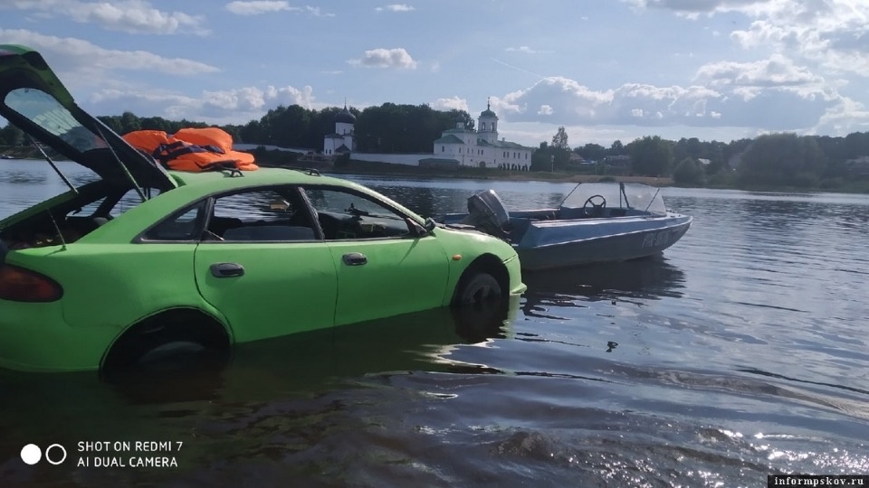 Зеленой «Мазде»-амфибии запретили кататься по реке в Пскове Зеленой «Мазде»-амфибии запретили кататься по реке в Пскове