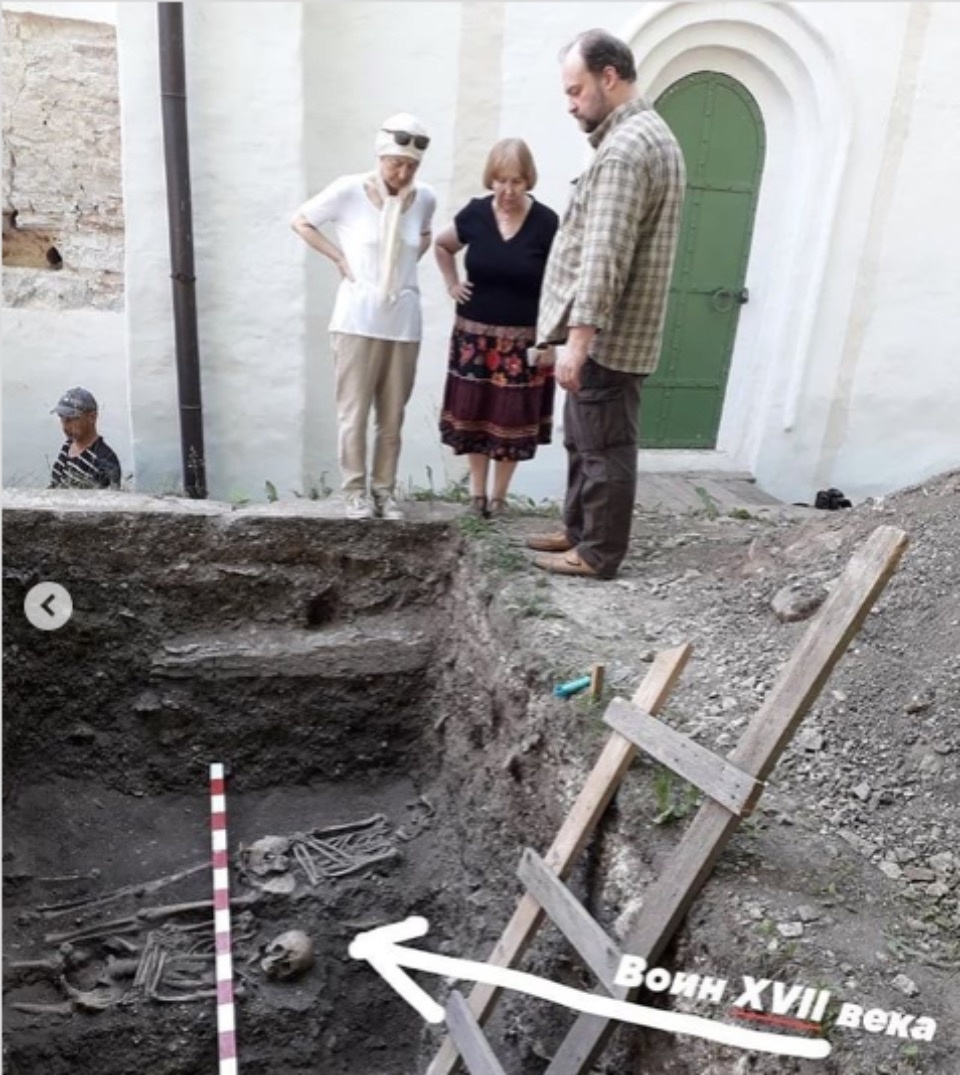 У стен Мирожского монастыря в Пскове обнаружили останки воина XVII века У стен Мирожского монастыря в Пскове обнаружили останки воина XVII века