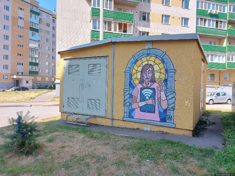Изображающее новую каноничность граффити появилось на окраине Пскове