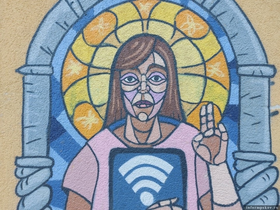 Изображающее новую каноничность граффити появилось на окраине Пскове