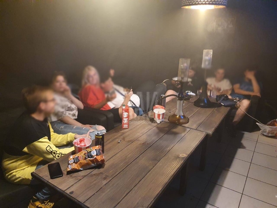 На 17 человек составили административные протоколы за посещение нелегальной кальянной в Пскове