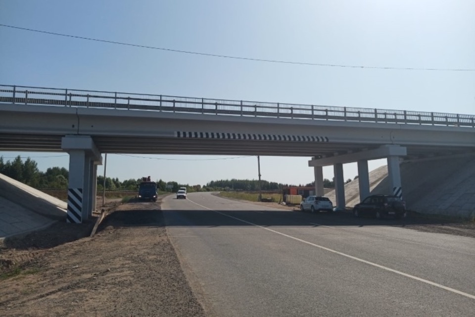 В Псковском районе открыли движение по путепроводу через Северный обход 