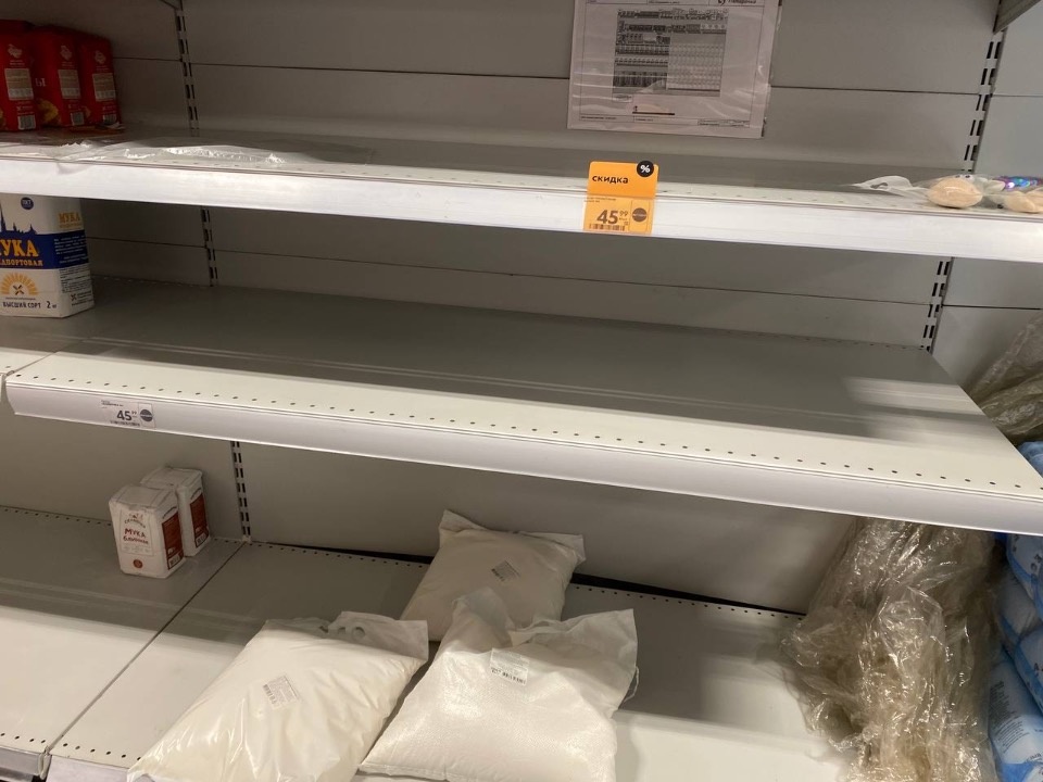 В торговой сети объяснили, почему в псковских магазинах опустели полки