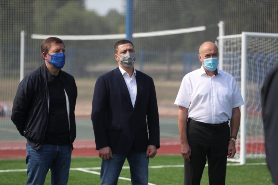 В Стругокрасненском районе открыли новый пришкольный стадион