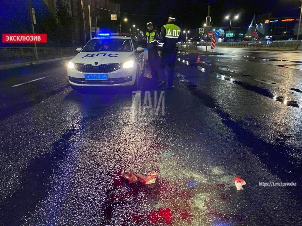 В Пскове машина сбила двух молодых людей В Пскове машина сбила двух молодых людей