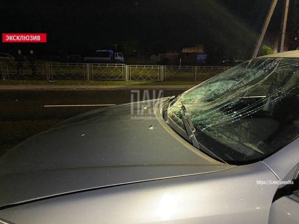 В Пскове машина сбила двух молодых людей В Пскове машина сбила двух молодых людей