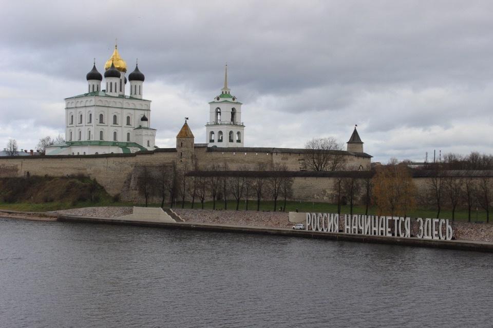 Инсталляция «Россия начинается здесь» в Пскове может погаснуть