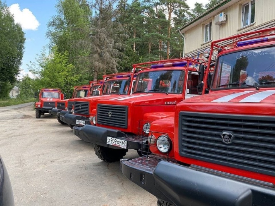 В Псковскую область доставили восемь пожарных автоцистерн
