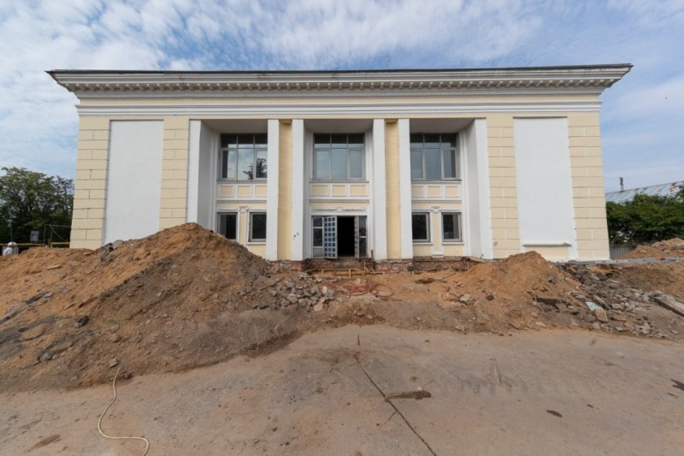 Фрагмент церкви XIII века и ливневую канализацию XVIII века обнаружили в центре Пскова