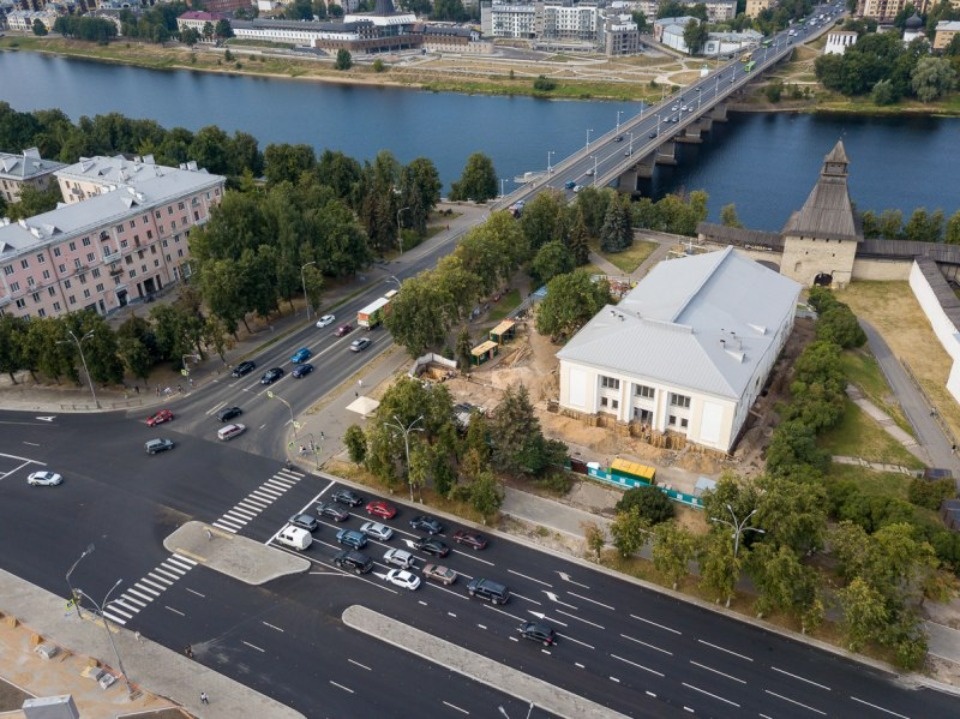 Фрагмент церкви XIII века и ливневую канализацию XVIII века обнаружили в центре Пскова