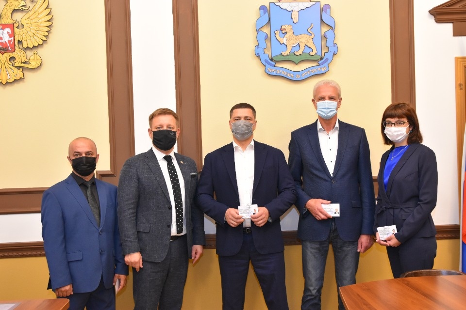 Кандидатам в депутаты Псковского областного Собрания вручили удостоверения