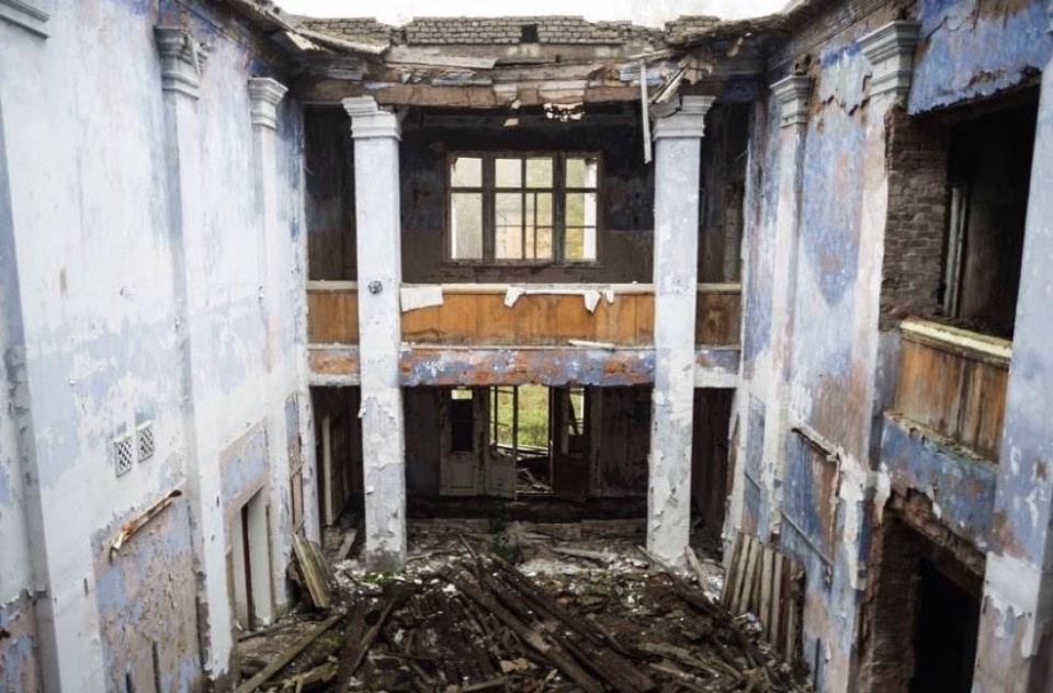 12 аварийных строений снесут в поселке Смуравьево-2 Гдовского района