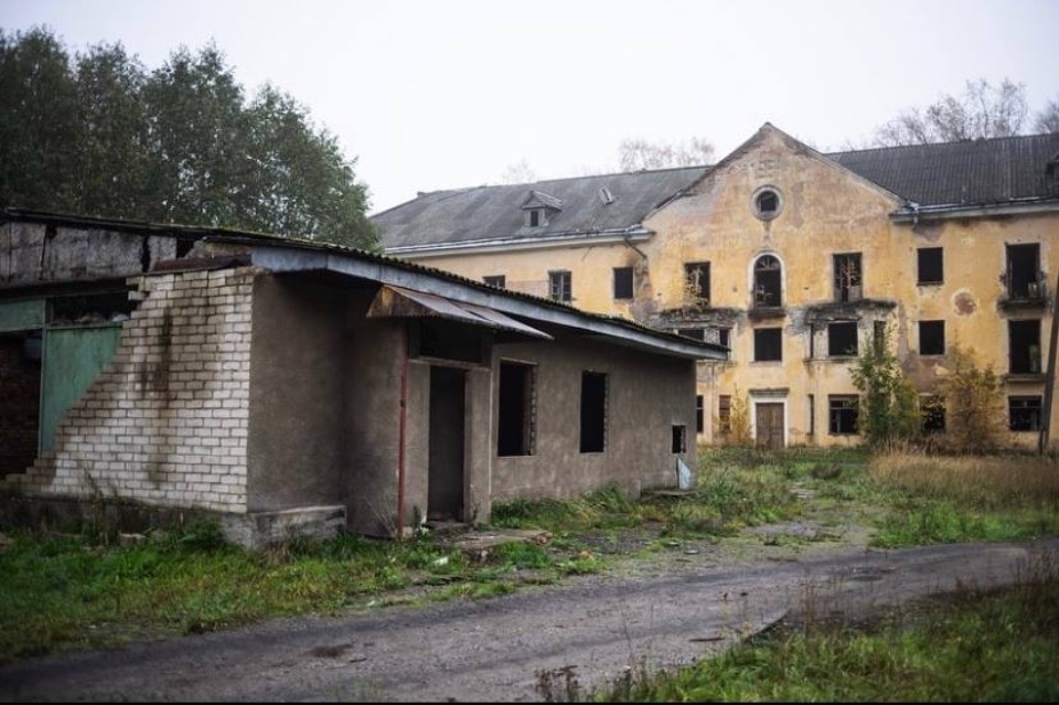 12 аварийных строений снесут в поселке Смуравьево-2 Гдовского района