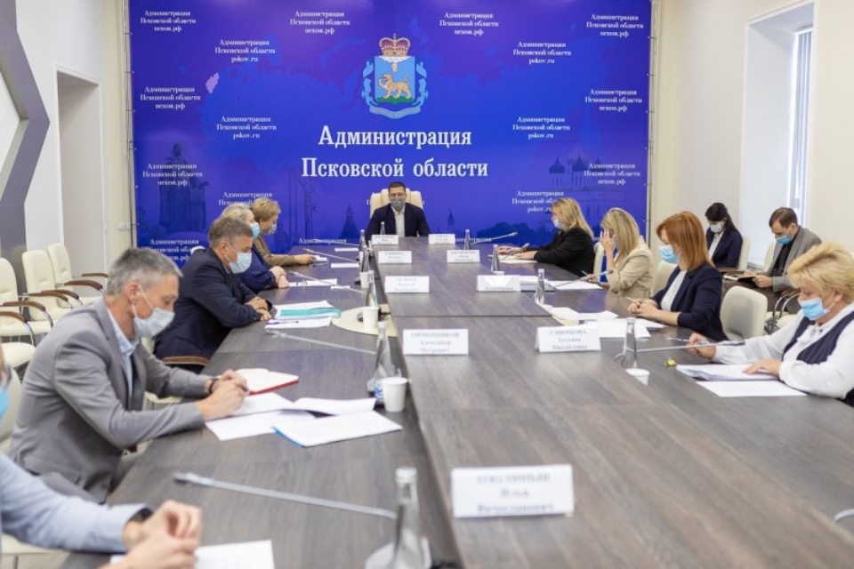 Михаил Ведерников поручил максимально оперативно приступить к кровельным работам в соцгородке 