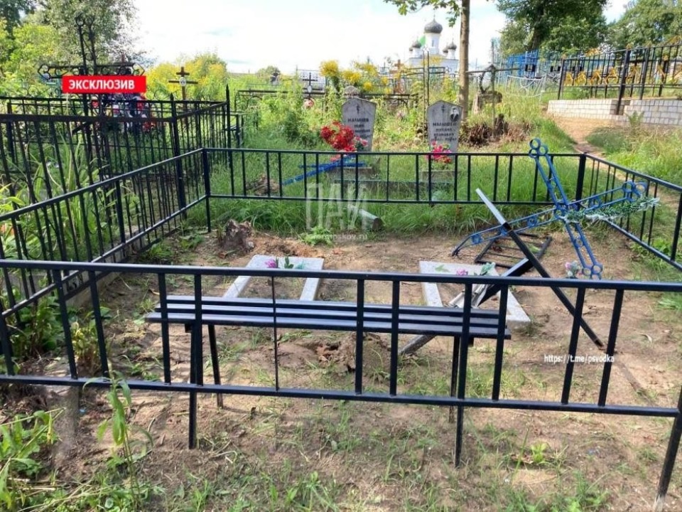 Подростки осквернили захоронения на невельском кладбище