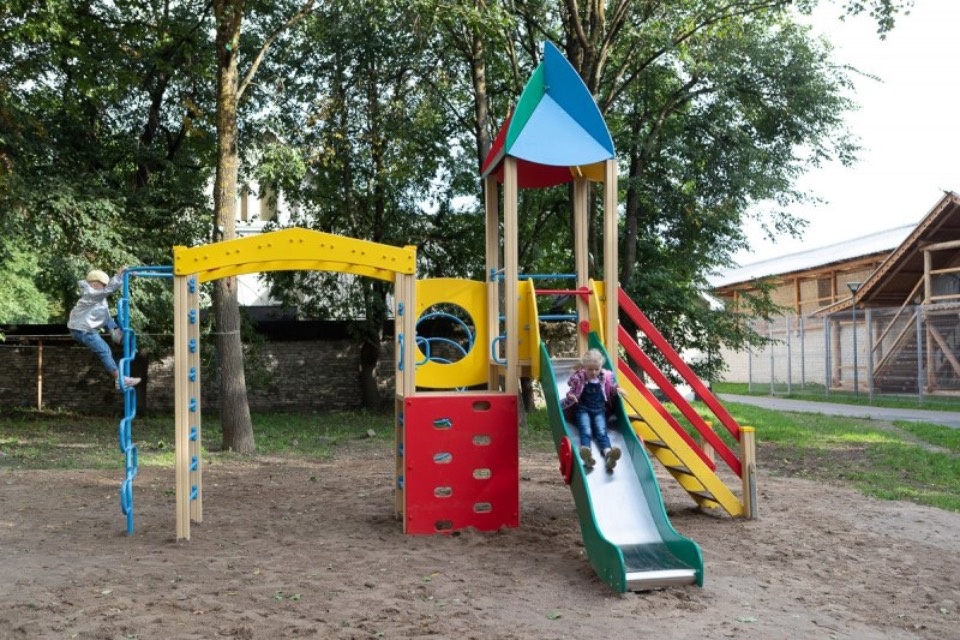 Михаил Ведерников положительно оценил качество ремонта двора на улице Леона Поземского в Пскове